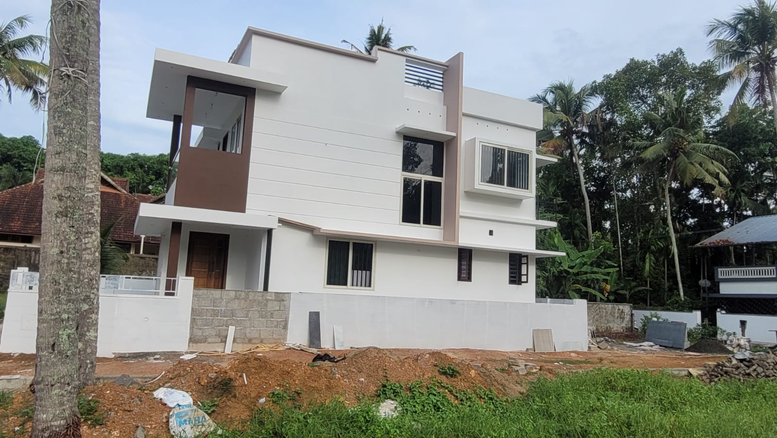 Elegant 3 BHK with Dedicated Study, 70m from Vaikom Road in Kochupally - Image 1