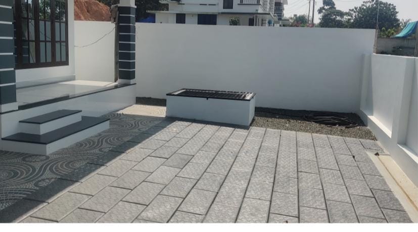 Modern 4 BHK Home with Ample Parking in Prime Mulamthuruthy, Thurithikkara - Image 3
