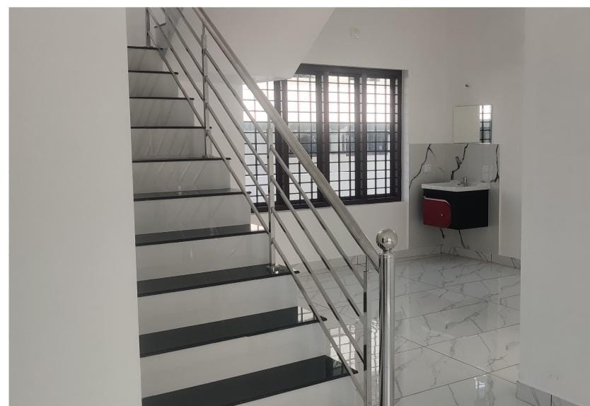 Modern 4 BHK Home with Ample Parking in Prime Mulamthuruthy, Thurithikkara - Image 2