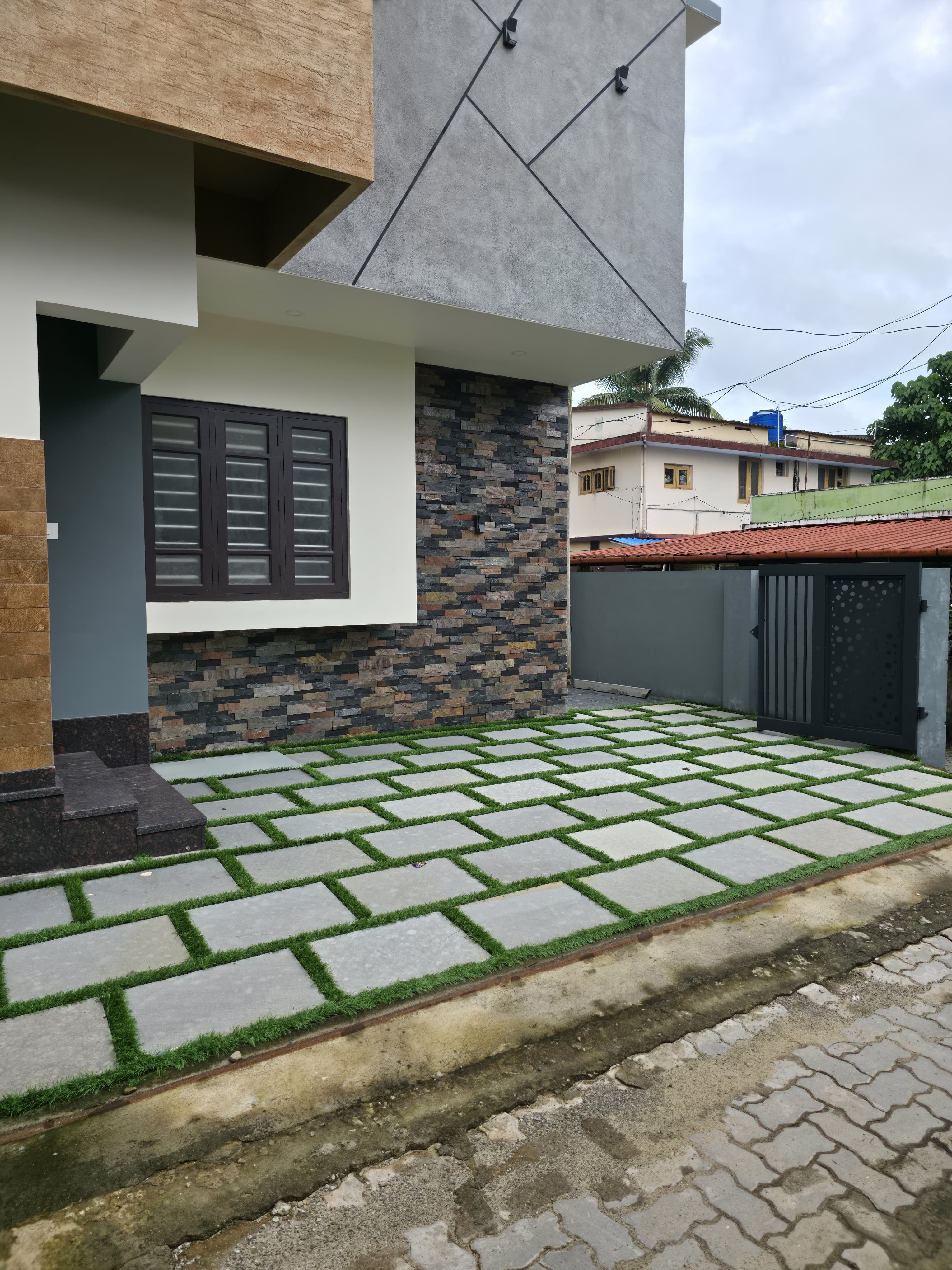 Charming 3-Bedroom Home Just Steps from Valiyakulam Bus Stop - Image 1
