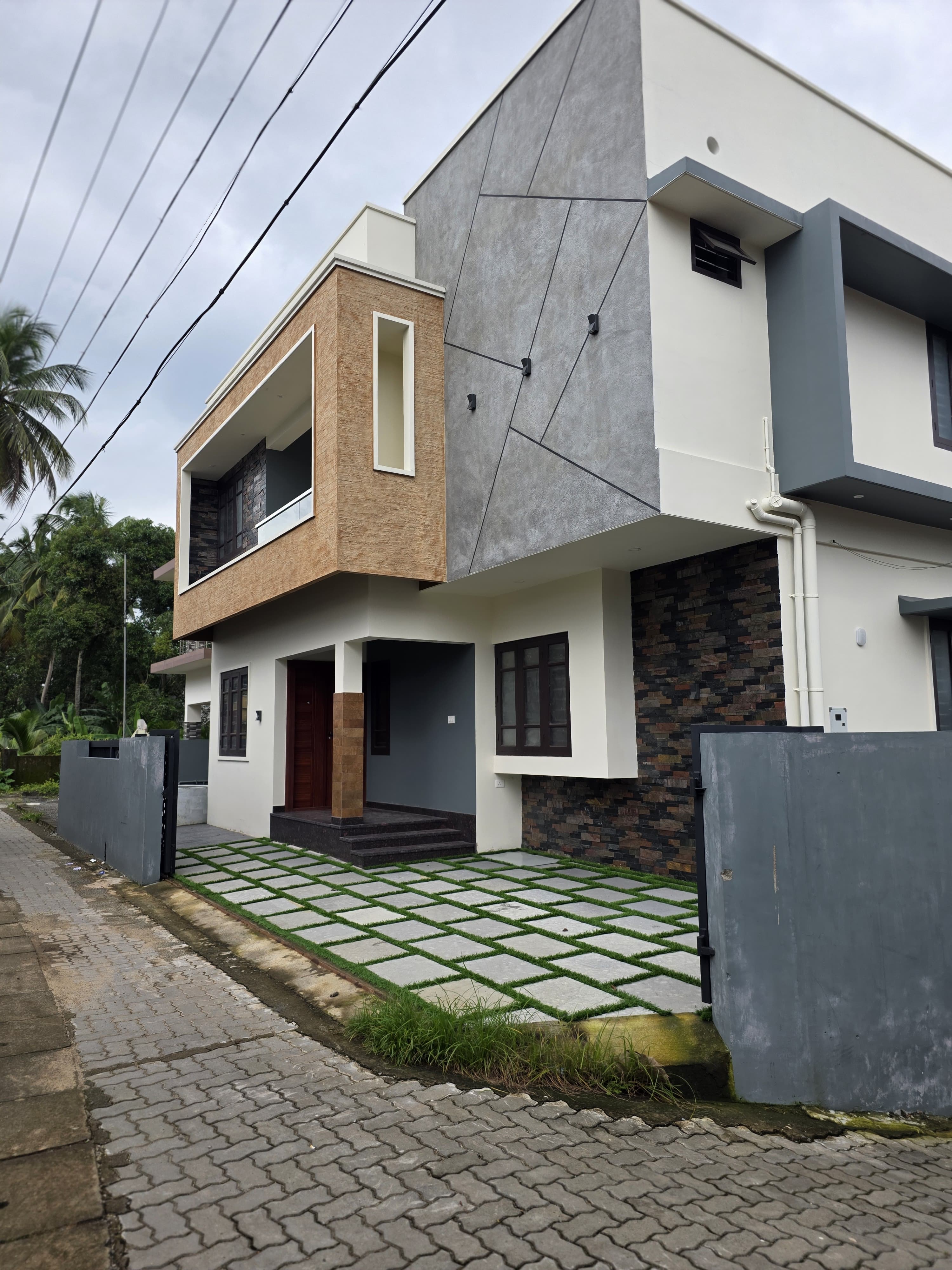 Charming 3-Bedroom Home Just Steps from Valiyakulam Bus Stop